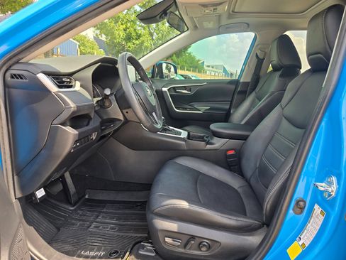 Used 2021 Toyota RAV4 XLE Premium FWD image 8
