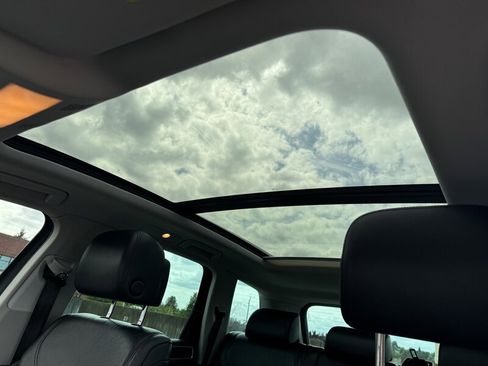 Used 2012 Volkswagen Touareg TDI image 28