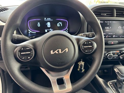 Used 2025 Kia Soul LX w/ LX Technology Package FWD image 28