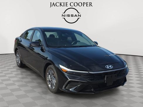 Used 2024 Hyundai Elantra SEL FWD image 3