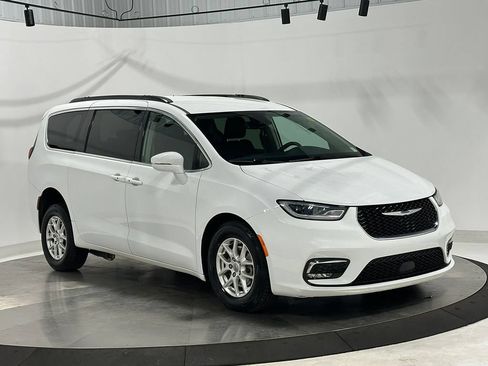 Used 2022 Chrysler Pacifica Touring-L FWD image 4