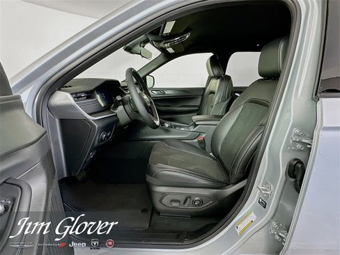 New 2025 Jeep Grand Cherokee Altitude image 24