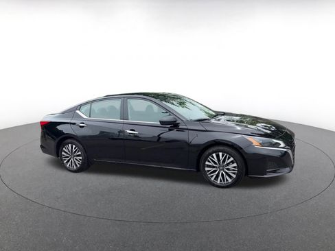 Used 2025 Nissan Altima 2.5 SV FWD image 2