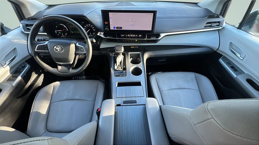 Certified 2025 Toyota Sienna XLE FWD image 11