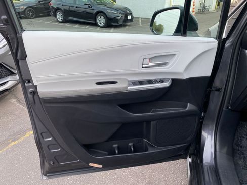 Used 2025 Toyota Sienna XLE image 18