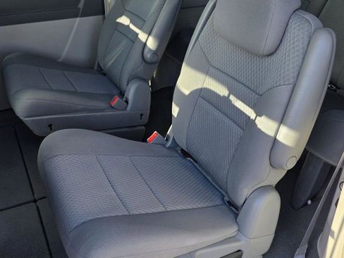 Used 2009 Chrysler Town & Country Touring image 11