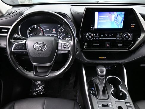 Used 2023 Toyota Highlander XLE image 5