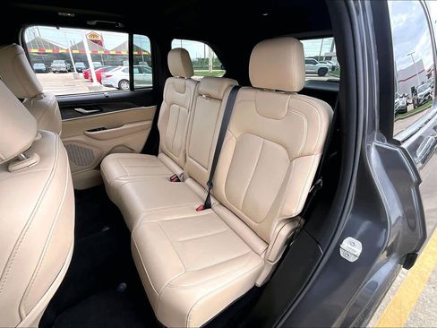 Used 2024 Jeep Grand Cherokee Limited w/ Luxury Tech Group II RWD image 25