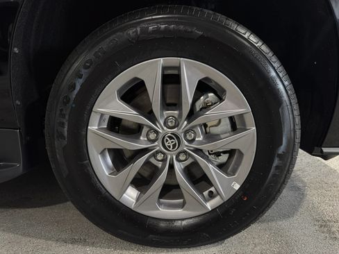 Used 2026 Toyota Sienna LE FWD image 11