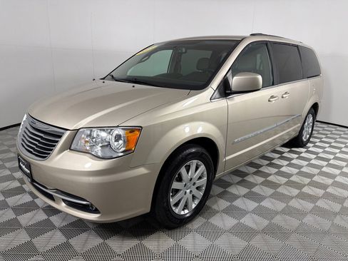 Used 2015 Chrysler Town & Country Touring FWD image 7