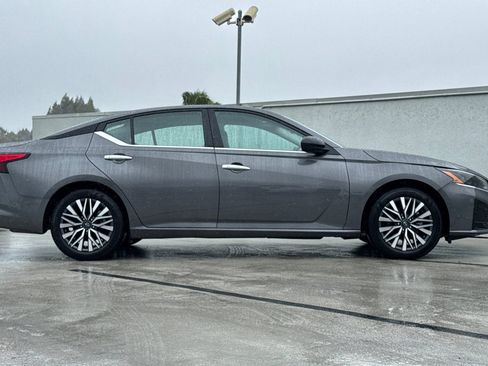 Used 2025 Nissan Altima 2.5 SV image 2