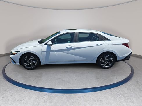 Used 2024 Hyundai Elantra SEL w/ Convenience Package FWD image 8