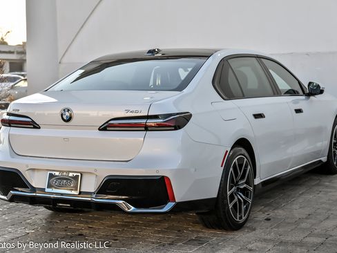 Used 2025 BMW 740i xDrive w/ Premium Package image 8