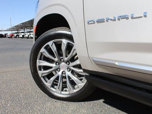 Used 2021 GMC Yukon XL Denali w/ Denali Premium Package image 13