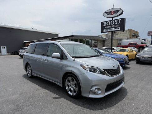 Used 2014 Toyota Sienna SE FWD image 1