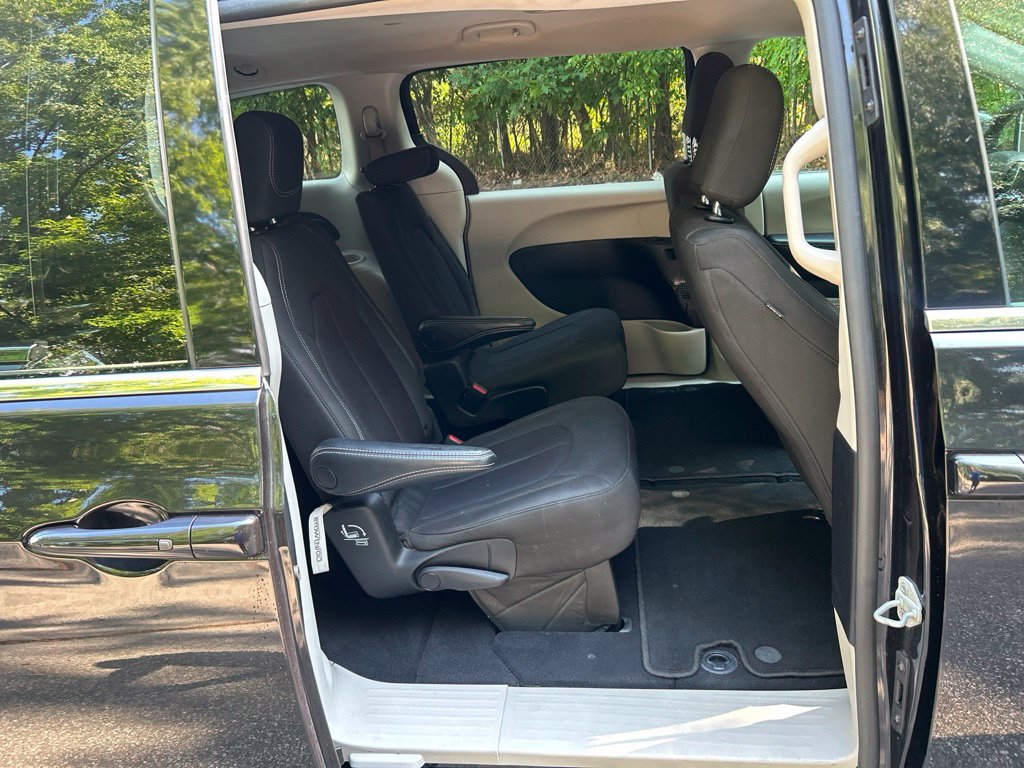 Used 2022 Chrysler Voyager LX FWD image 31