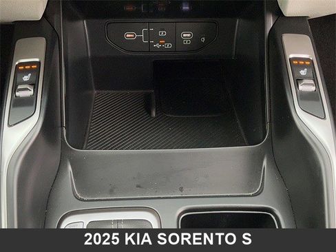 Certified 2025 Kia Sorento S image 22