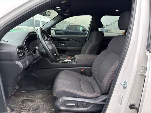 Used 2025 Honda Pilot Sport image 10