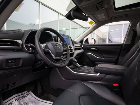 Used 2023 Toyota Highlander L image 12