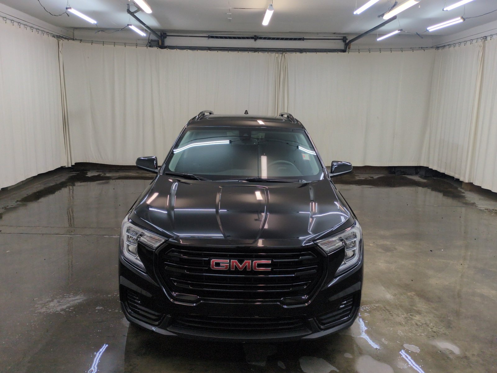 Used 2023 GMC Terrain SLE w/ Driver Convenience Package AWD/4WD image 2