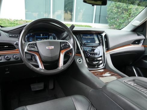 Used 2019 Cadillac Escalade Premium Luxury AWD/4WD image 5