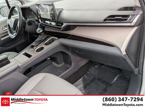 Used 2024 Toyota Sienna XLE image 38