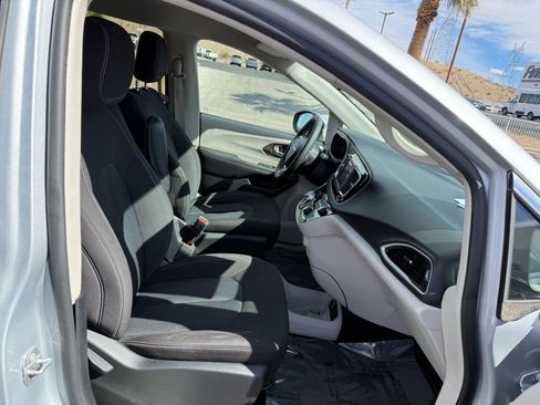 Used 2022 Chrysler Voyager LX image 13