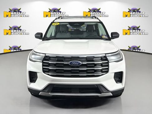 Used 2025 Ford Explorer Active AWD/4WD image 2