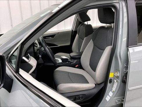 Used 2020 Toyota RAV4 XLE w/ Convenience Package image 8