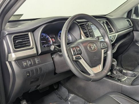 Used 2017 Toyota Highlander SE image 11