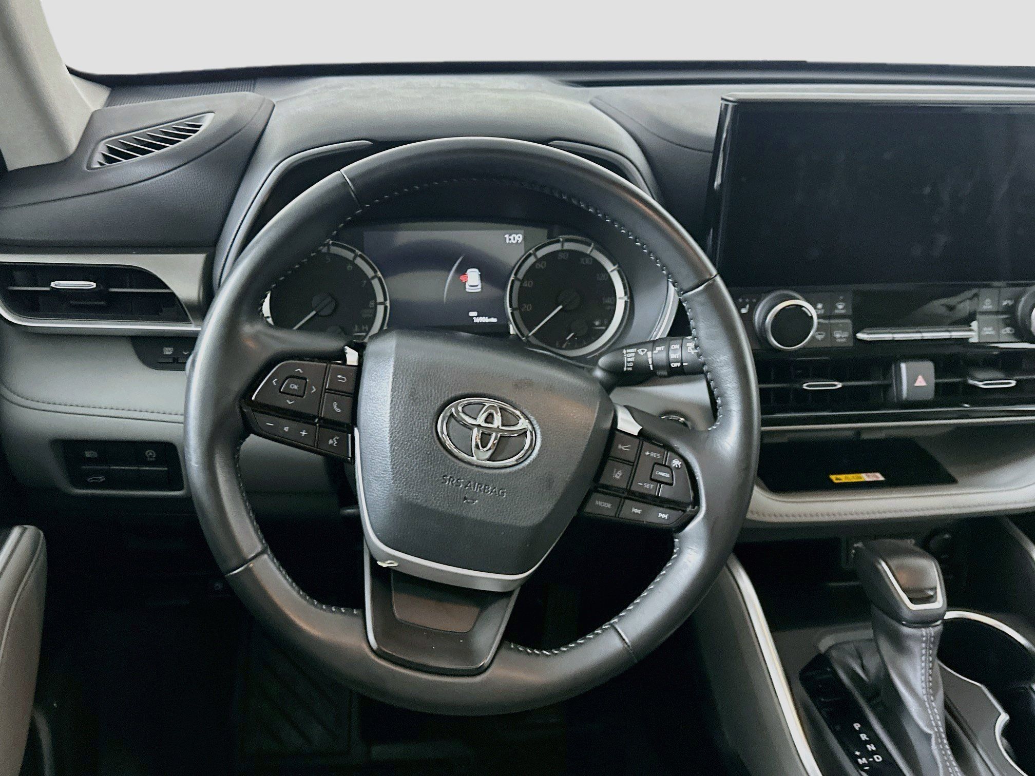 Used 2023 Toyota Highlander XLE FWD image 17