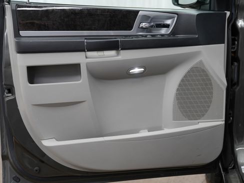 Used 2010 Dodge Grand Caravan SXT FWD image 16