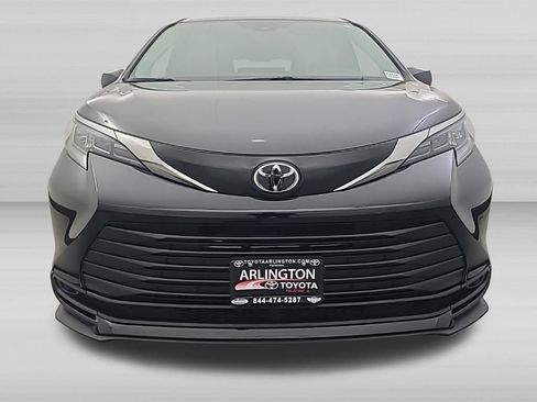 Used 2026 Toyota Sienna LE FWD image 8