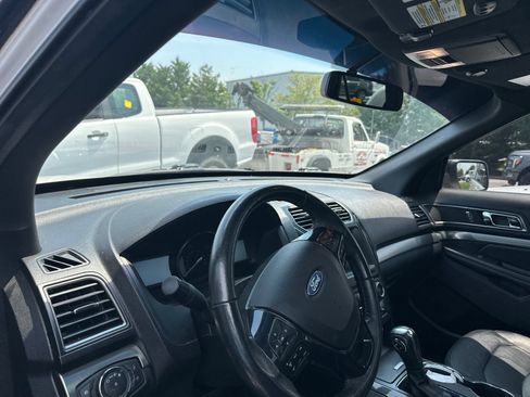 Used 2018 Ford Explorer XLT w/ Equipment Group 202A AWD/4WD image 6