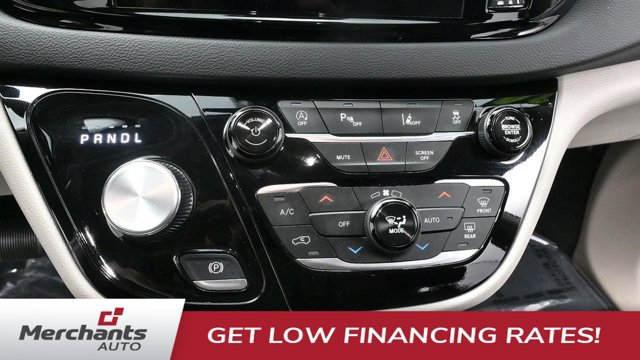 Used 2024 Chrysler Pacifica Touring-L FWD image 19