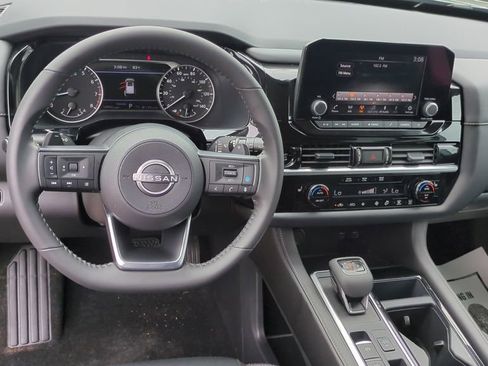 Used 2025 Nissan Pathfinder SV FWD image 17