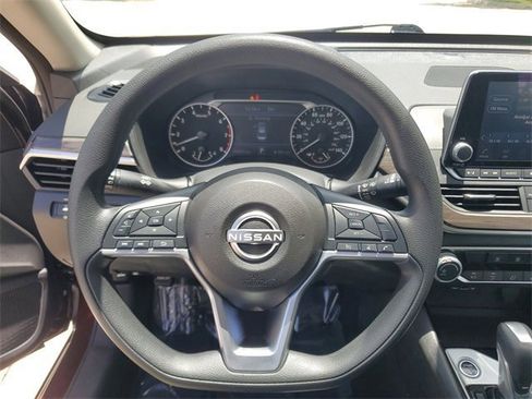 Used 2024 Nissan Altima 2.5 SV image 5
