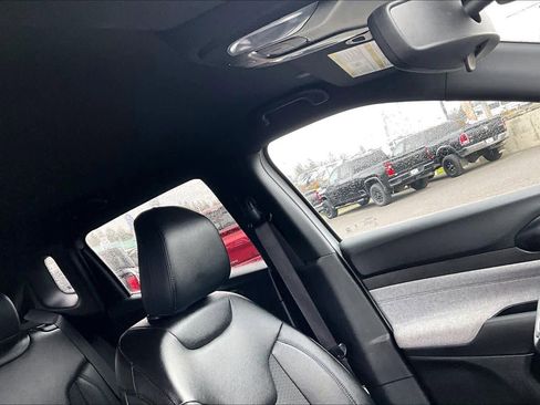 Used 2024 Jeep Compass Latitude image 30