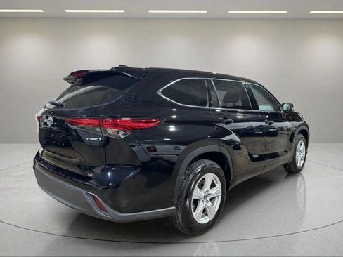 Used 2021 Toyota Highlander LE image 3