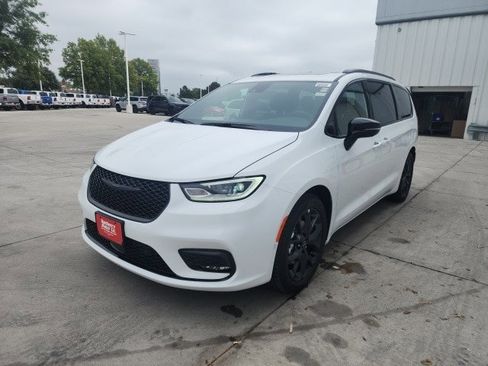 New 2026 Chrysler Pacifica Limited w/ S Appearance Package image 3