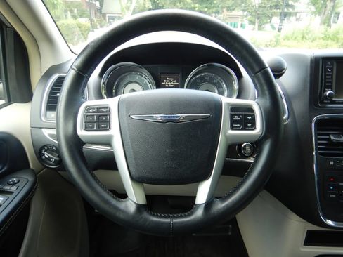 Used 2016 Chrysler Town & Country Touring w/ Driver Convenience Group FWD image 13