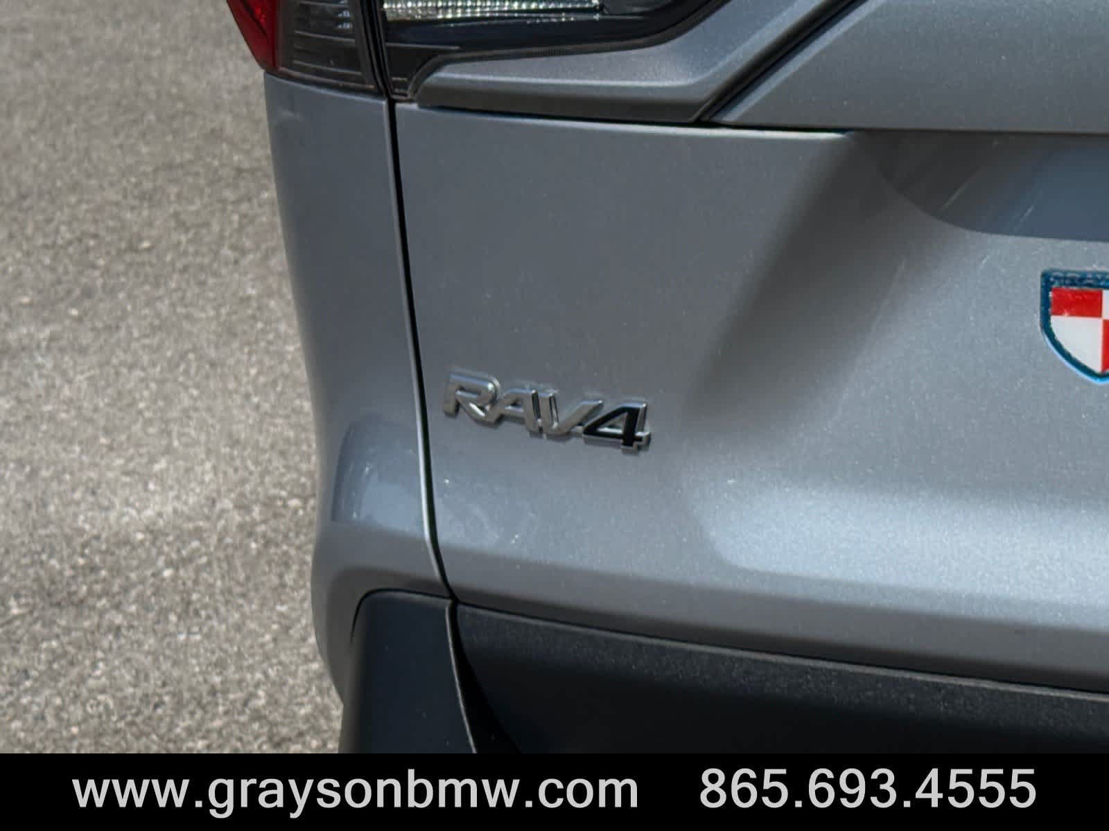 Used 2021 Toyota RAV4 LE AWD/4WD image 12
