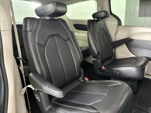 Used 2024 Chrysler Pacifica Touring-L FWD image 24