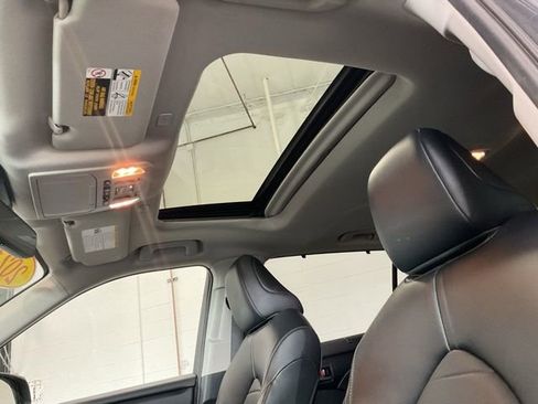 Used 2023 Toyota Highlander XLE image 18