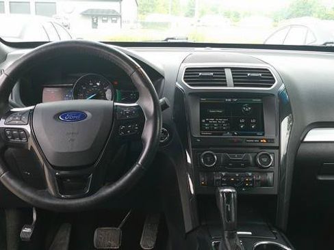 Used 2016 Ford Explorer XLT w/ Equipment Group 202A AWD/4WD image 10
