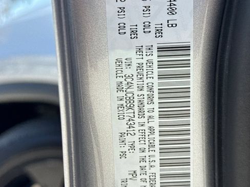 Used 2019 Jeep Compass Latitude FWD image 28