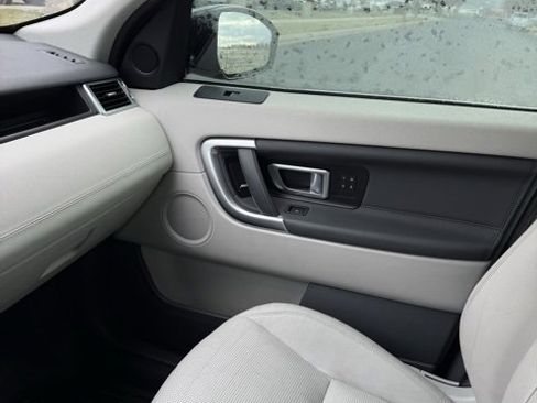 Used 2017 Land Rover Discovery Sport HSE image 29