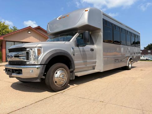 Used 2019 Ford F550 2WD Regular Cab Super Duty image 2