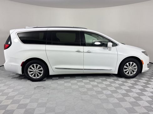 Used 2018 Chrysler Pacifica Touring-L image 8