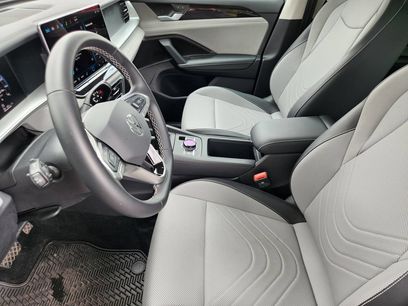 New 2025 Volkswagen Tiguan SE